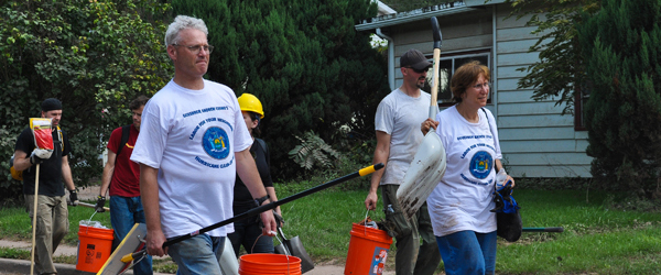 Voluntarios con iguales camisetas llegan para ayudar en las tareas de limpieza luego de un desastre.